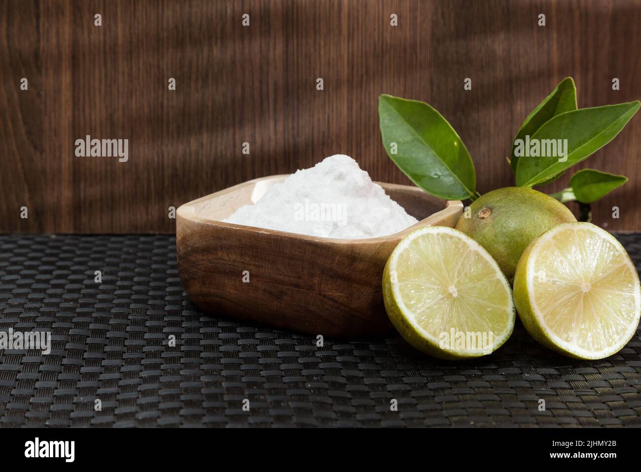 Backpulver - Natriumhydrogencarbonat und Zitrone. Stockfoto