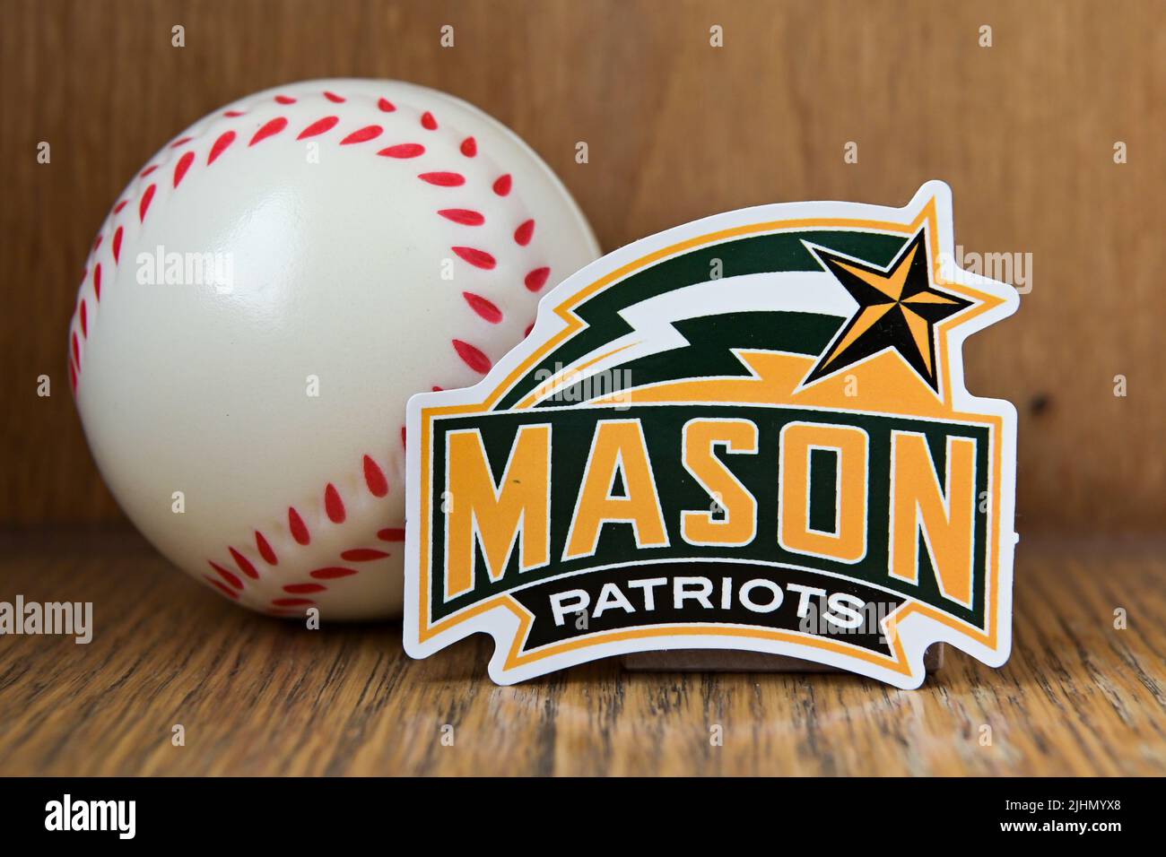 19. Juli 2022, Cooperstown, New York. Das Emblem des Baseballclubs George Mason Patriots und eines Baseballs. Stockfoto