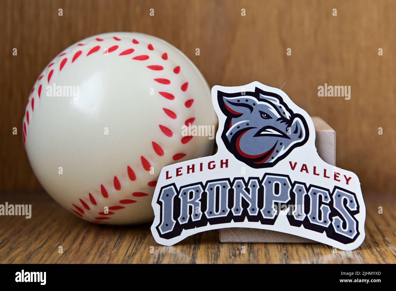 19. Juli 2022, Cooperstown, New York. Das Emblem des Lehigh Valley IronPigs Baseballclubs und eines Baseballs. Stockfoto