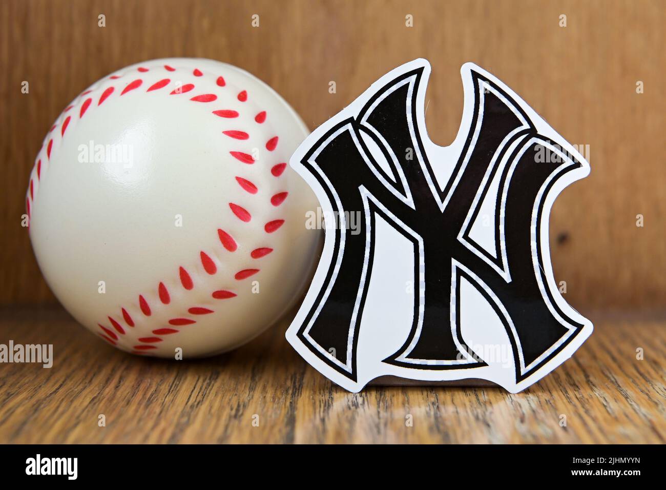 19. Juli 2022, Cooperstown, New York. Das Emblem des New York Yankees Baseballclubs und eines Baseballs. Stockfoto