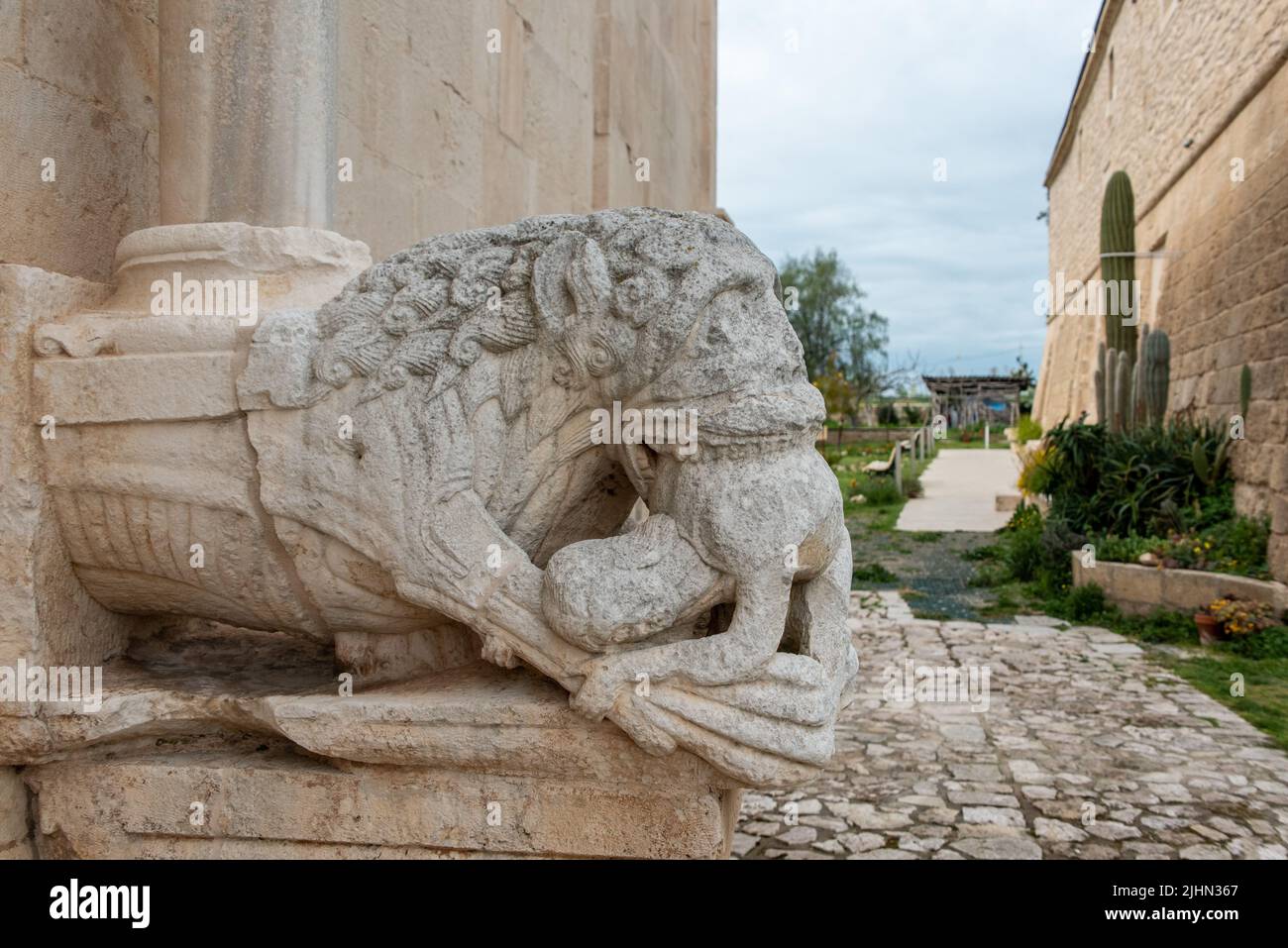 Altes romanisches Kloster San Leonardo di Siponto in der Nähe von Manfredonia, Halbinsel Gargano in Italien Stockfoto