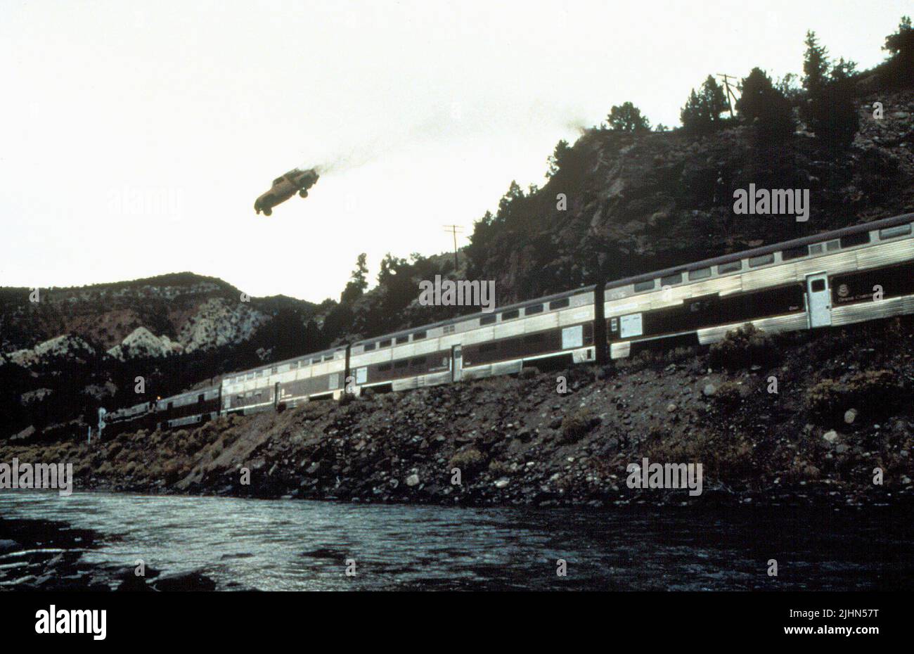 AUTO SPRINGT ÜBER ZUG, UNTER BELAGERER 2: DUNKLES TERRITORIUM, 1995 Stockfoto