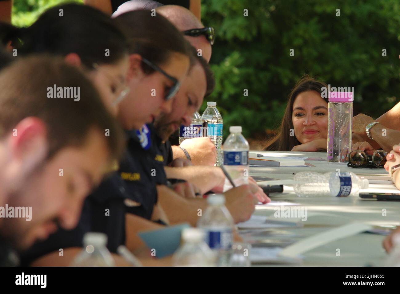Washington, DC, 19. Juli 2022, US-Rep. Alexandria Ocasio-Cortez (D-N.Y.) beobachtet Polizeibeamte des Capitols bei einem Abtreibungsprotest in der Nähe des US-Kapitols. Quelle: Philip Yabut/Alamy Live News Stockfoto