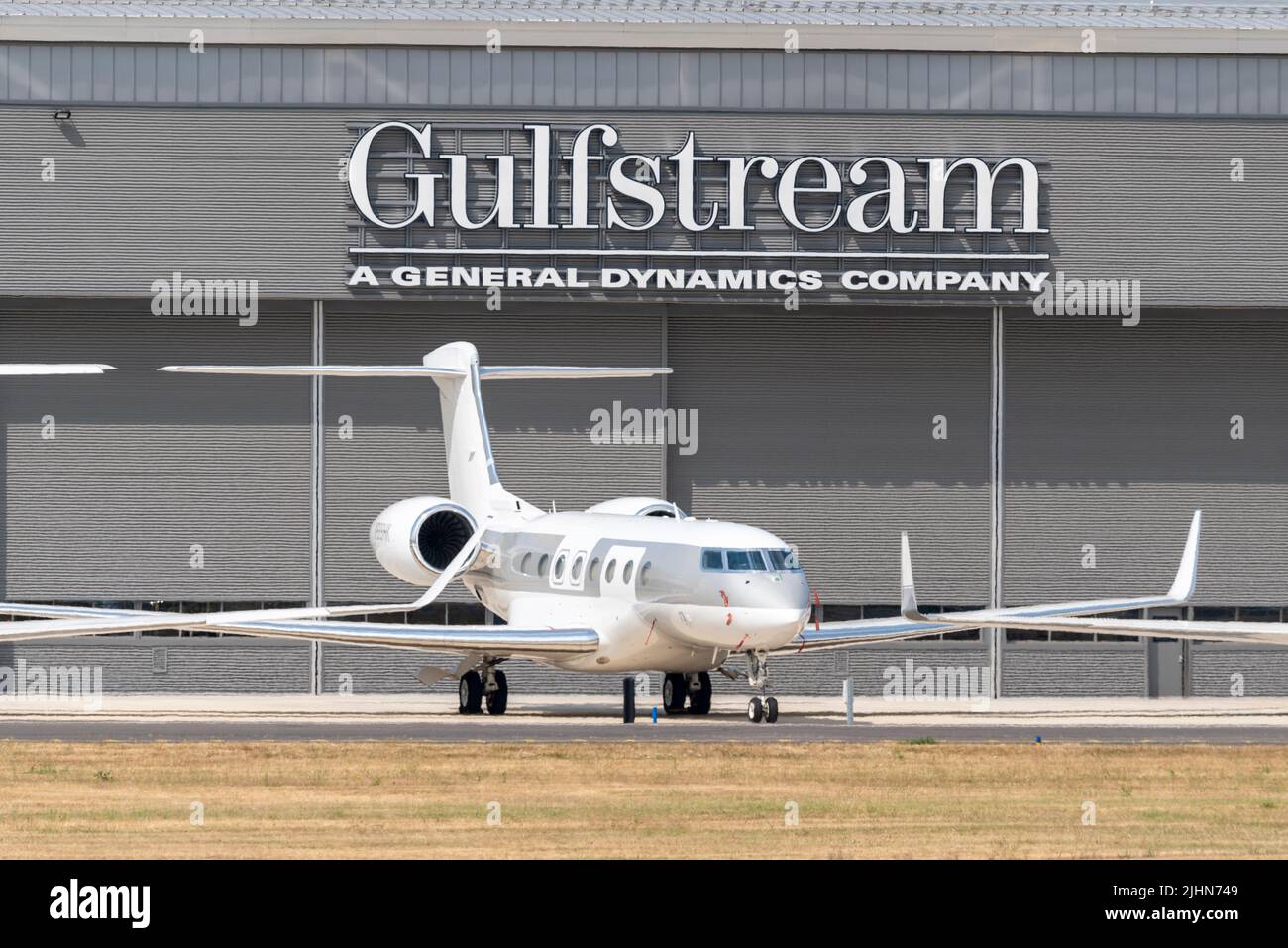 Gulfstream MRO Hangar, Flughafen Farnborough, Hampshire, Großbritannien. Privater Jet, der draußen geparkt wurde. Wartungs-, Reparatur- und Betriebshangar von VolkerFitzpatrick Stockfoto