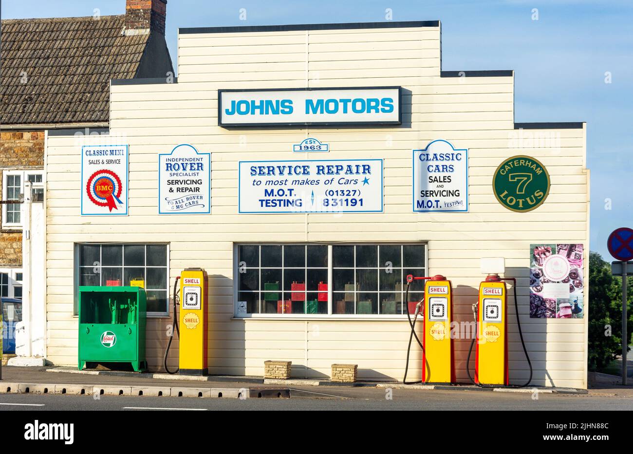 John's Motors Classic Car Garage, Watling Street East, Towcester, Northamptonshire, England, Vereinigtes Königreich Stockfoto