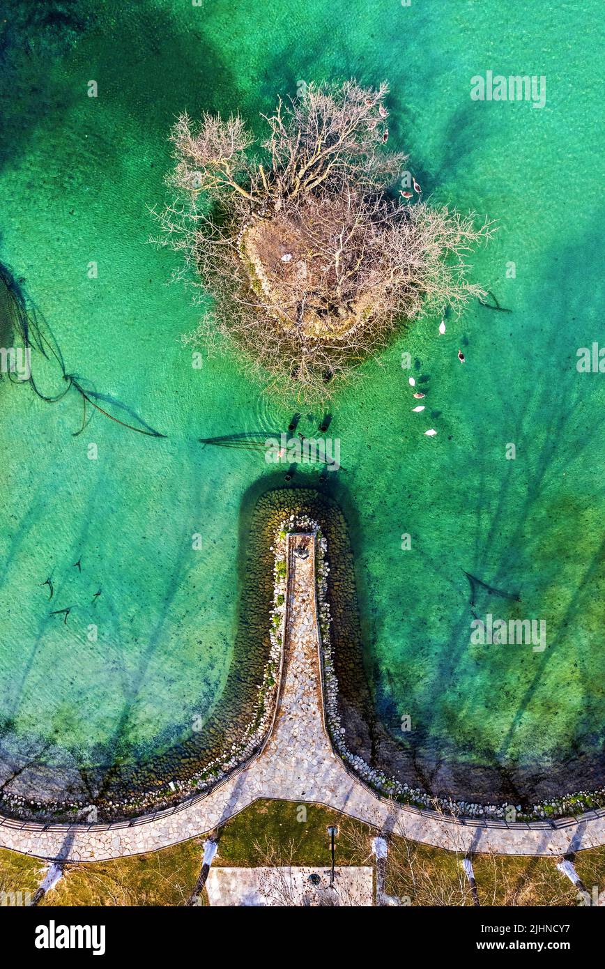 Vryssi Tyrnavou, ein malerischer kleiner See und ein schönes Erholungsgebiet in der Nähe von Tyrnavos Stadt, Larissa, Thessalien, Griechenland. Stockfoto