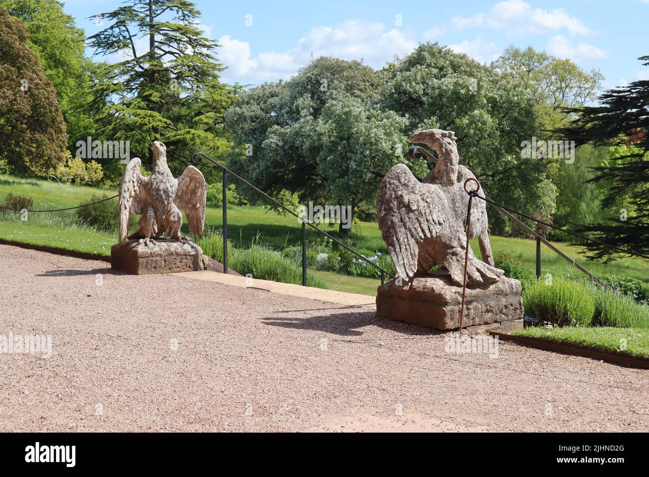 Zwei große Steinadler an der Spitze einer langen Treppe auf dem Gelände eines englischen Landhauses Stockfoto