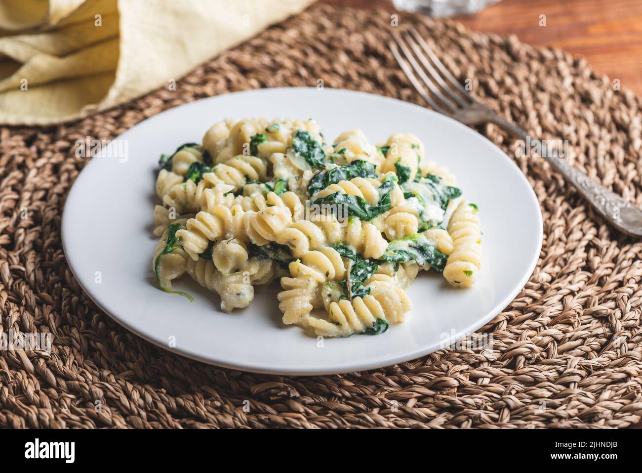Spinatpasta mit Ricotta und Parmesan Stockfoto