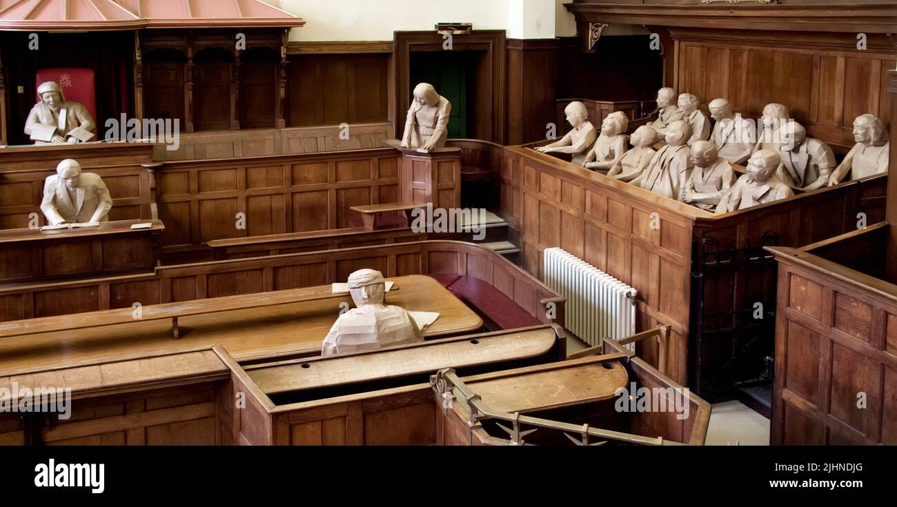 Mannequins treten an die Stelle von Richter, Staatsanwalt, Angeklagter Verteidiger und Geschworenen im Crown Court, Stafford, Staffordshire, England, Großbritannien Stockfoto