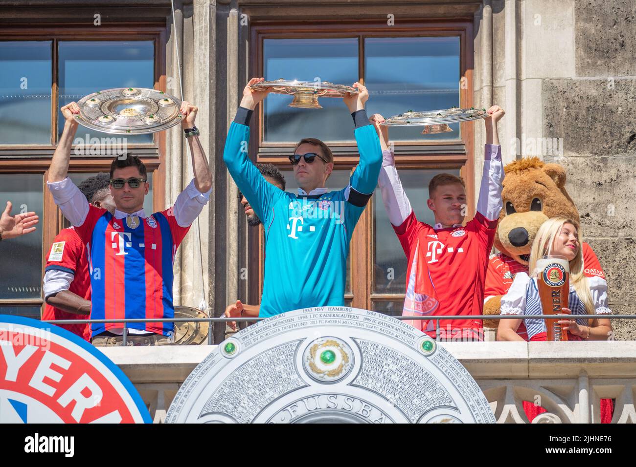 Neuer Bayern München Pokalfinale Feierlichkeiten Hoeneß Criticism and Fan Reactions