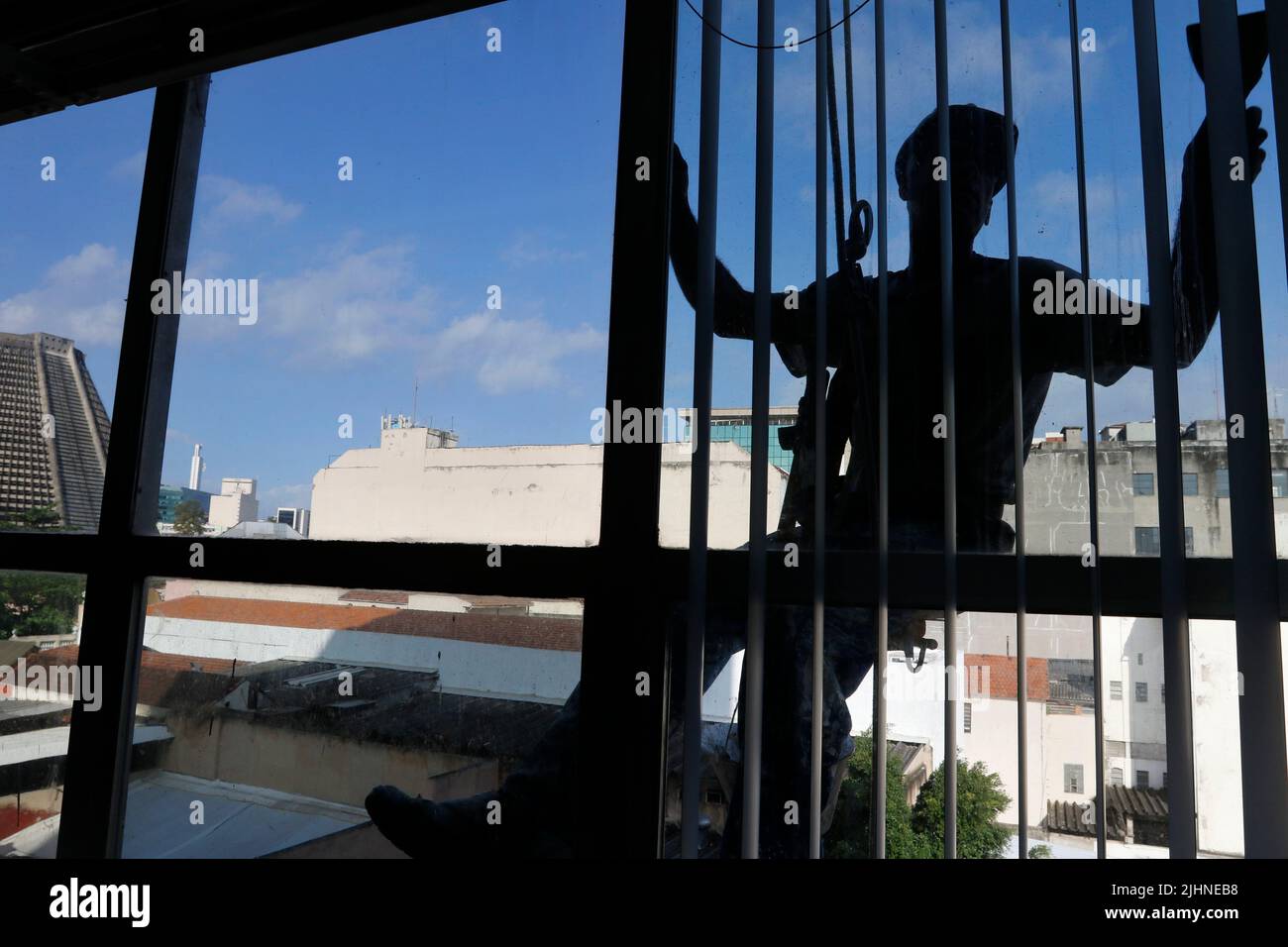 Abseilen Mann arbeiten an externen Fensterputzdienst und Gebäudereparatur. Arbeiter Abseilen Renovierung Gebäude. Zimmermann, Bauarbeiter Stockfoto