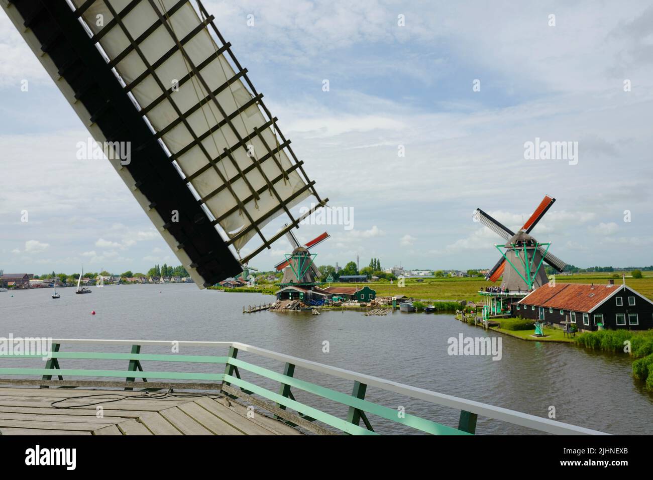 Windmühlen bei Zaanse Schans in den Niederlanden Stockfoto