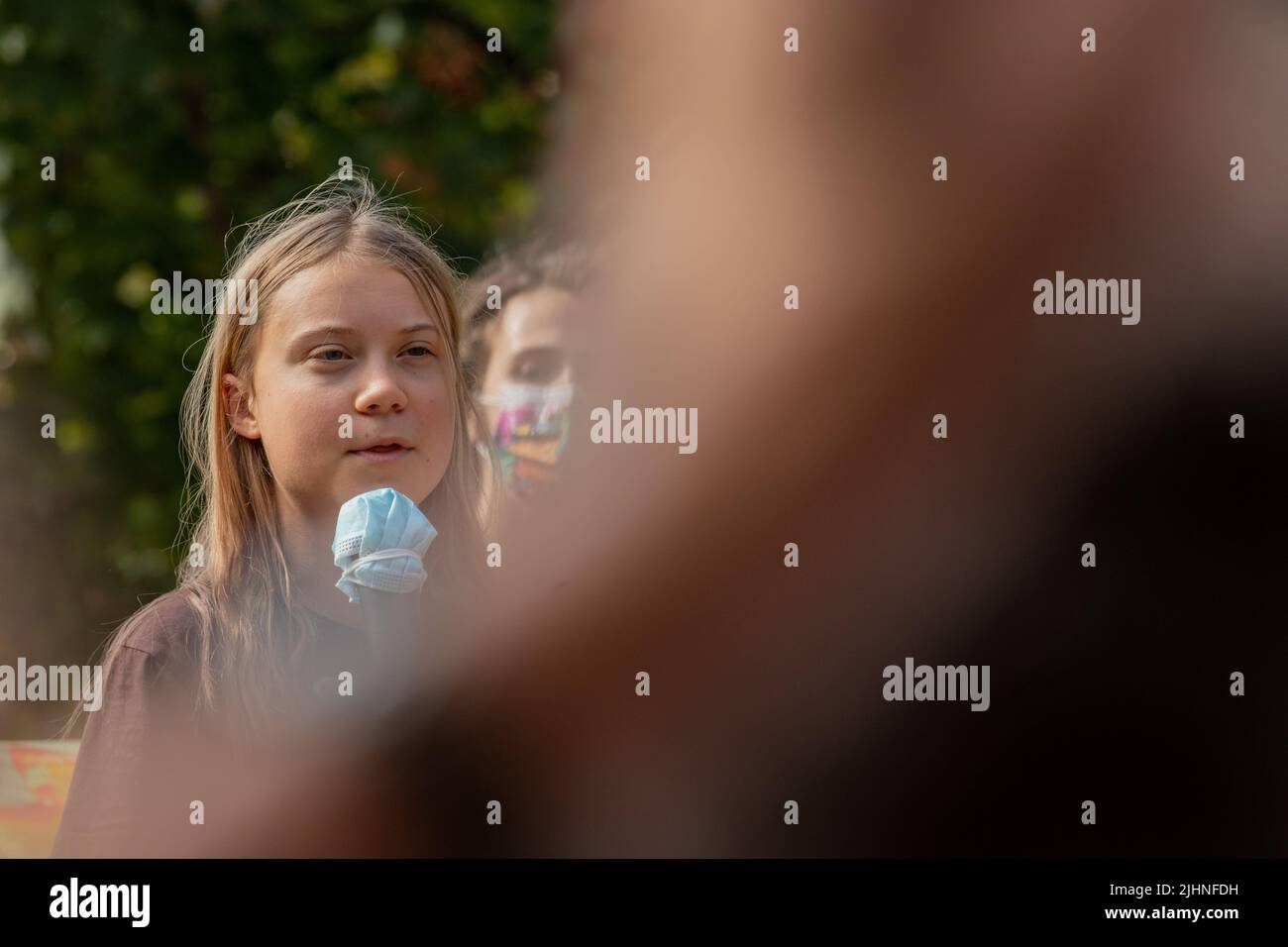 Mailand, Italien. 28. Oktober 2021. Greta Tintin Eleonora Ernman Thunberg spricht zu den Tausenden. Am 1.. Oktober 2021 nahmen anlässlich der COP für Jugendliche und der COP 26 bis zu 50.000 Personen an einem Freitag zum künftigen Schulstreik in Mailand, Italien, Teil. Sie protestierten, um eine klare Botschaft für den Klima- und Umweltschutz, für das Pariser Abkommen und das 1,5-Grad-Ziel zu zeigen und Druck auf die Politiker auszuüben. (Foto: Alexander Pohl/Sipa USA) Quelle: SIPA USA/Alamy Live News Stockfoto