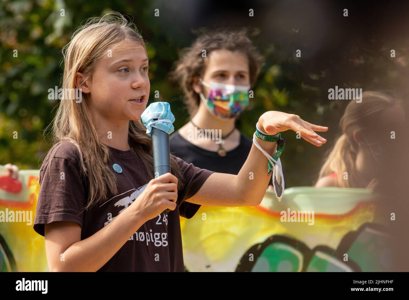 Mailand, Italien. 28. Oktober 2021. Greta Tintin Eleonora Ernman Thunberg spricht zu den Tausenden. Am 1.. Oktober 2021 nahmen anlässlich der COP für Jugendliche und der COP 26 bis zu 50.000 Personen an einem Freitag zum künftigen Schulstreik in Mailand, Italien, Teil. Sie protestierten, um eine klare Botschaft für den Klima- und Umweltschutz, für das Pariser Abkommen und das 1,5-Grad-Ziel zu zeigen und Druck auf die Politiker auszuüben. (Foto: Alexander Pohl/Sipa USA) Quelle: SIPA USA/Alamy Live News Stockfoto