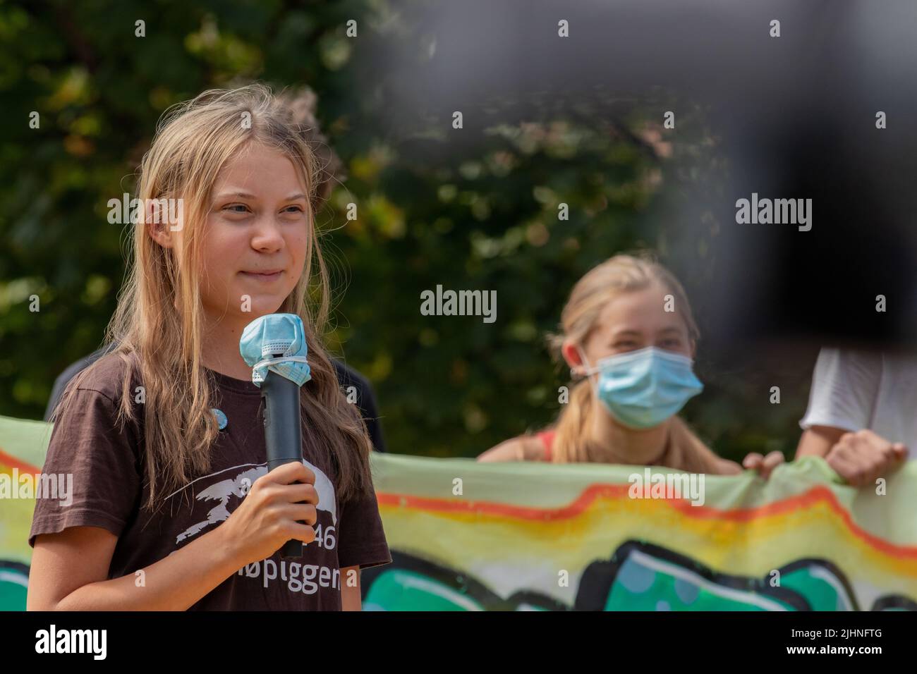 Mailand, Italien. 28. Oktober 2021. Greta Tintin Eleonora Ernman Thunberg spricht zu den Tausenden. Am 1.. Oktober 2021 nahmen anlässlich der COP für Jugendliche und der COP 26 bis zu 50.000 Personen an einem Freitag zum künftigen Schulstreik in Mailand, Italien, Teil. Sie protestierten, um eine klare Botschaft für den Klima- und Umweltschutz, für das Pariser Abkommen und das 1,5-Grad-Ziel zu zeigen und Druck auf die Politiker auszuüben. (Foto: Alexander Pohl/Sipa USA) Quelle: SIPA USA/Alamy Live News Stockfoto