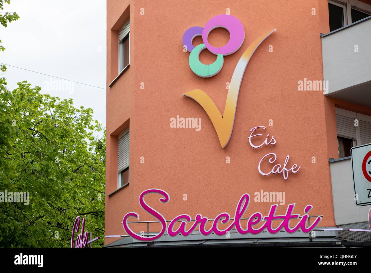 Das bekannte Münchner Eiscafé Sarcletti. Leben in Neuhausen um den ...