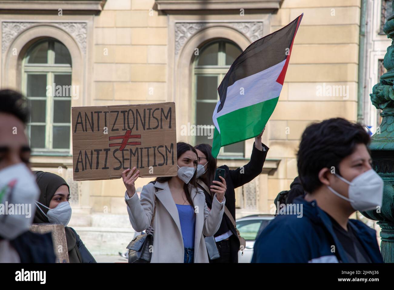 Demonstratin hält ein Schild mit der Aufschrift: ' Antizionismus ist nicht Antisemitismus '. Ca. 600 Menschen sammeln sich am 20.5.2021 in München, um ihre Solidarität mit den Menschen in Gaza, Ost Jerusalem, den besetzten Gebieten und dem Westjordanland zu zeigen. - der Protestant hält Zeichen mit der Aufschrift: 'Antizionismus ist kein Antisemitismus'. Rund 600 Menschen versammelten sich am 20. Mai 2021 in München, Deutschland, um ihre Unterstützung für die Menschen in Gaza, Ostjerusalem, den besetzten Gebieten und der Westbank zu zeigen. (Foto: Alexander Pohl/Sipa USA) Quelle: SIPA USA/Alamy Live News Stockfoto