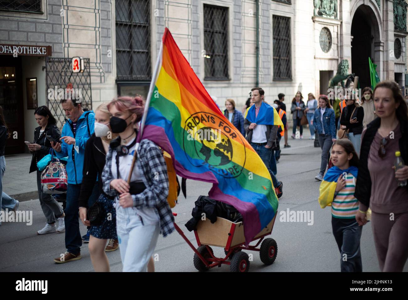 München, Deutschland. 29. April 2022. Am 29. April 2022 versammelten sich etwa 245 Menschen in München, Deutschland, um gegen ein Embargo gegen Öl und Gas aus Russland zu protestieren. Fridays for Future organisierte die Demonstration. (Foto: Alexander Pohl/Sipa USA) Quelle: SIPA USA/Alamy Live News Stockfoto