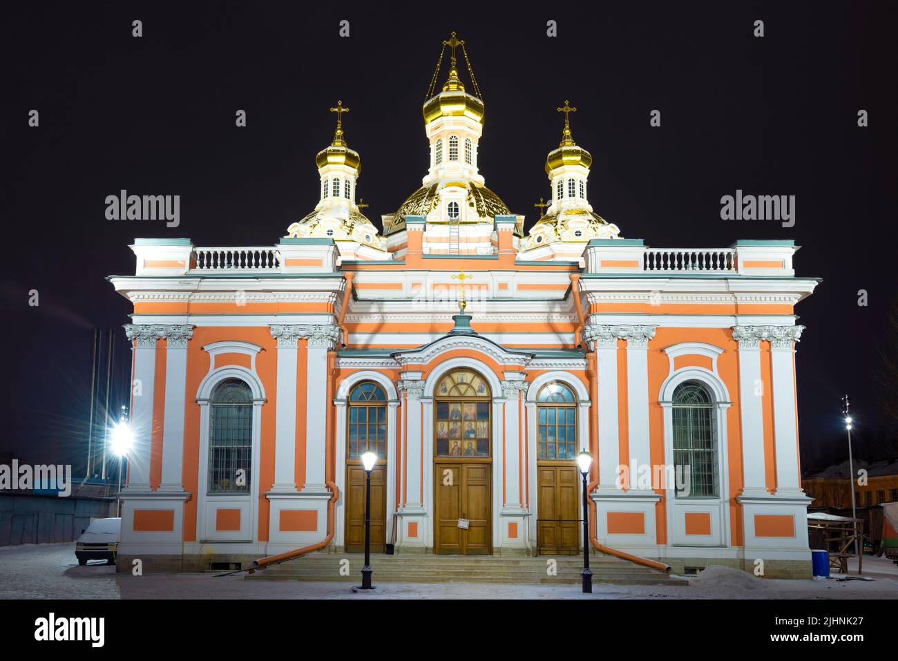 Alte Kosaken-Erhöhung der Kreuzkathedrale (1851) in der Januarnacht. Sankt Petersburg, Russland Stockfoto