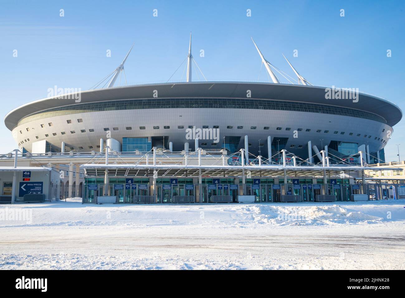 SANKT PETERSBURG, RUSSLAND - 08. FEBRUAR 2018: An einem frostigen Februartag im Sportkomplex der "Sankt-Petersburg Arena" (Zenith Arena) Stockfoto