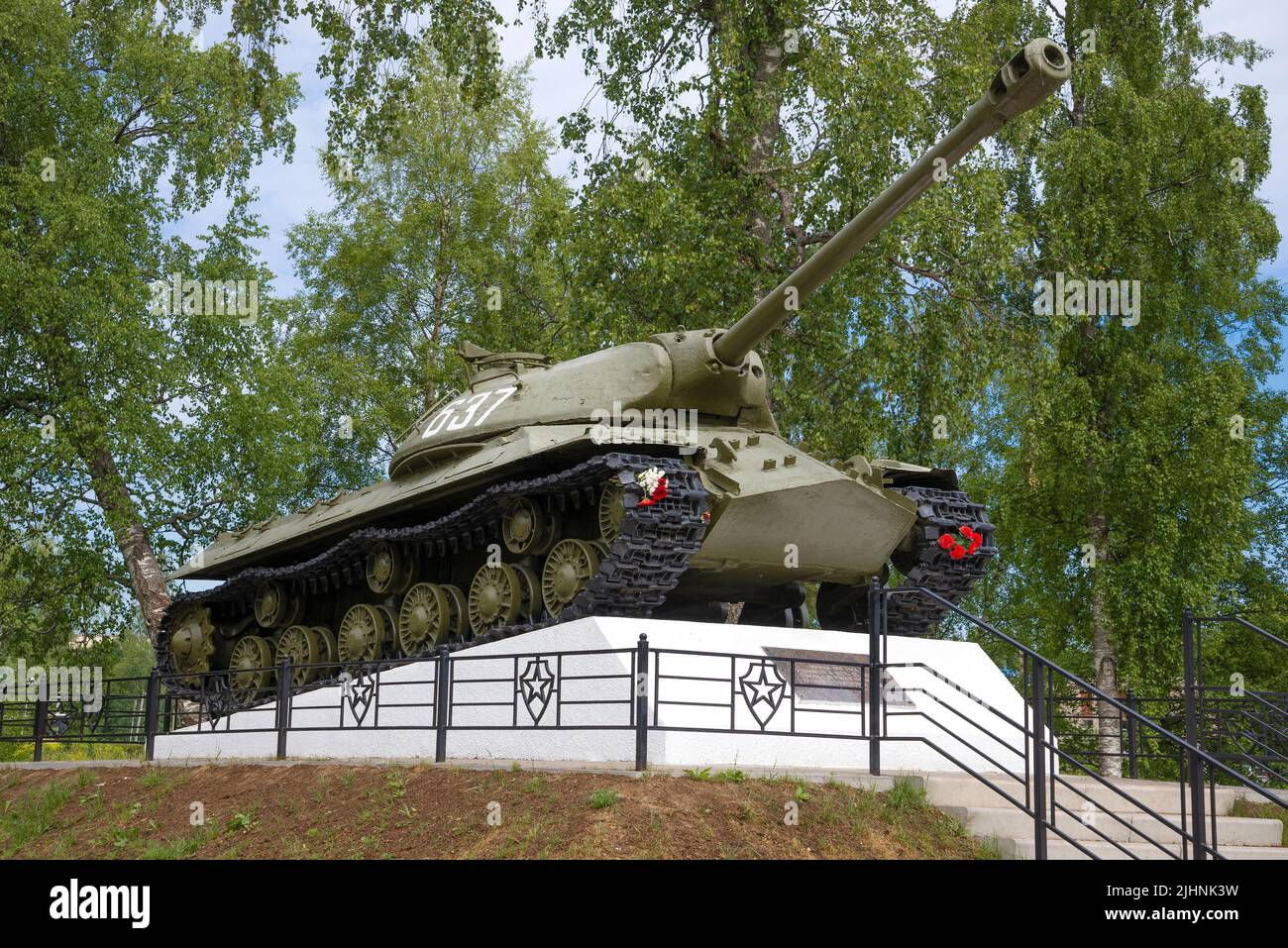 PRIOZERSK, RUSSLAND - 17. JUNI 2018: Panzer IS-3 Modell 1945 an einem Julitelnachmittag. Denkmal zu Ehren des 55.. Jahrestages des Sieges im Großen Pat Stockfoto