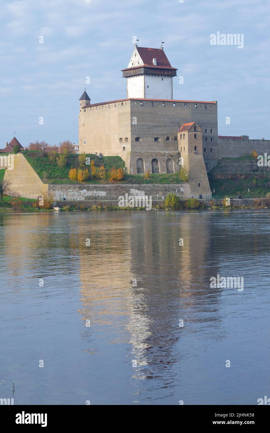 Blick auf das mittelalterliche Schloss Herman an einem Oktobermorgen. Narva, Estland Stockfoto
