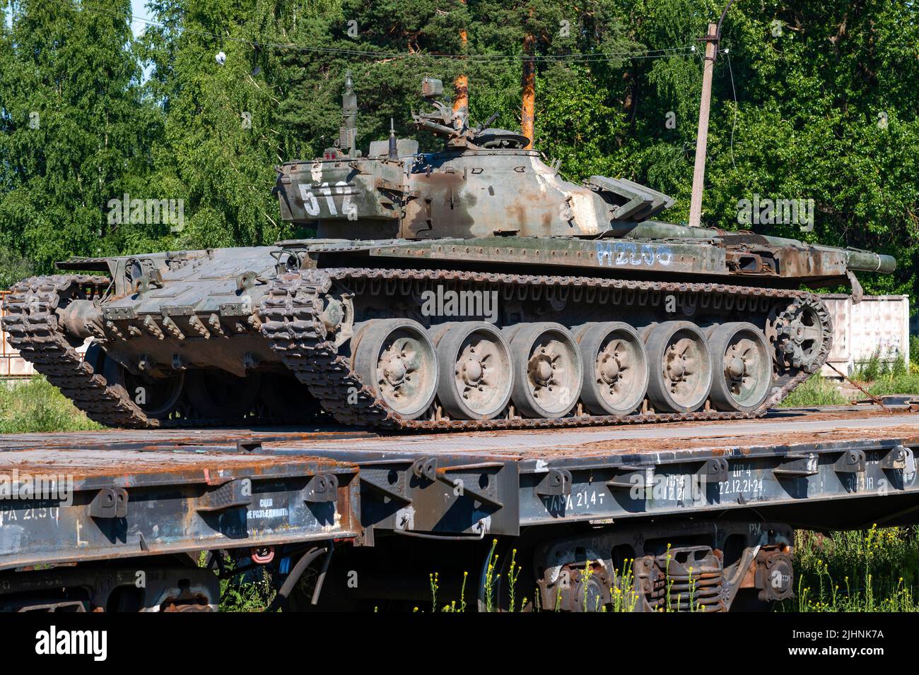 LENINGRAD, RUSSLAND - 02. JULI 2022: Alter russischer Panzer an einem sonnigen Sommertag auf einer Eisenbahnplattform. Transport von militärischer Ausrüstung Stockfoto