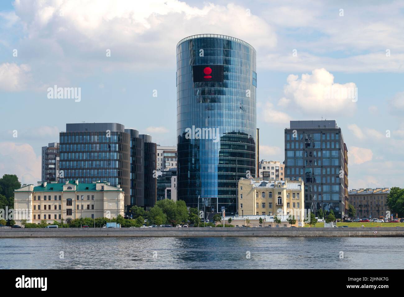 SANKT PETERSBURG, RUSSLAND - 05. JULI 2022: Blick auf das Gebäude des Hauptbüros der Bank 'St. Petersburg“ an einem Julinachmittag Stockfoto