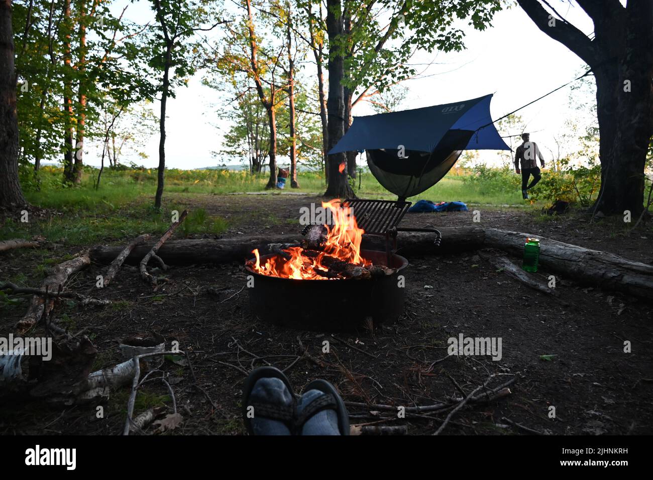 Entspannen am Lagerfeuer auf Oak Island im Apostle Islands National Lakeshore im Lake Superior. Stockfoto