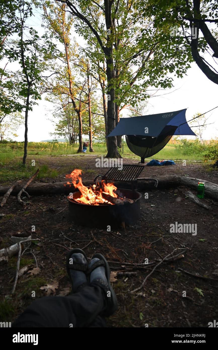 Entspannen am Lagerfeuer auf Oak Island im Apostle Islands National Lakeshore im Lake Superior. Stockfoto