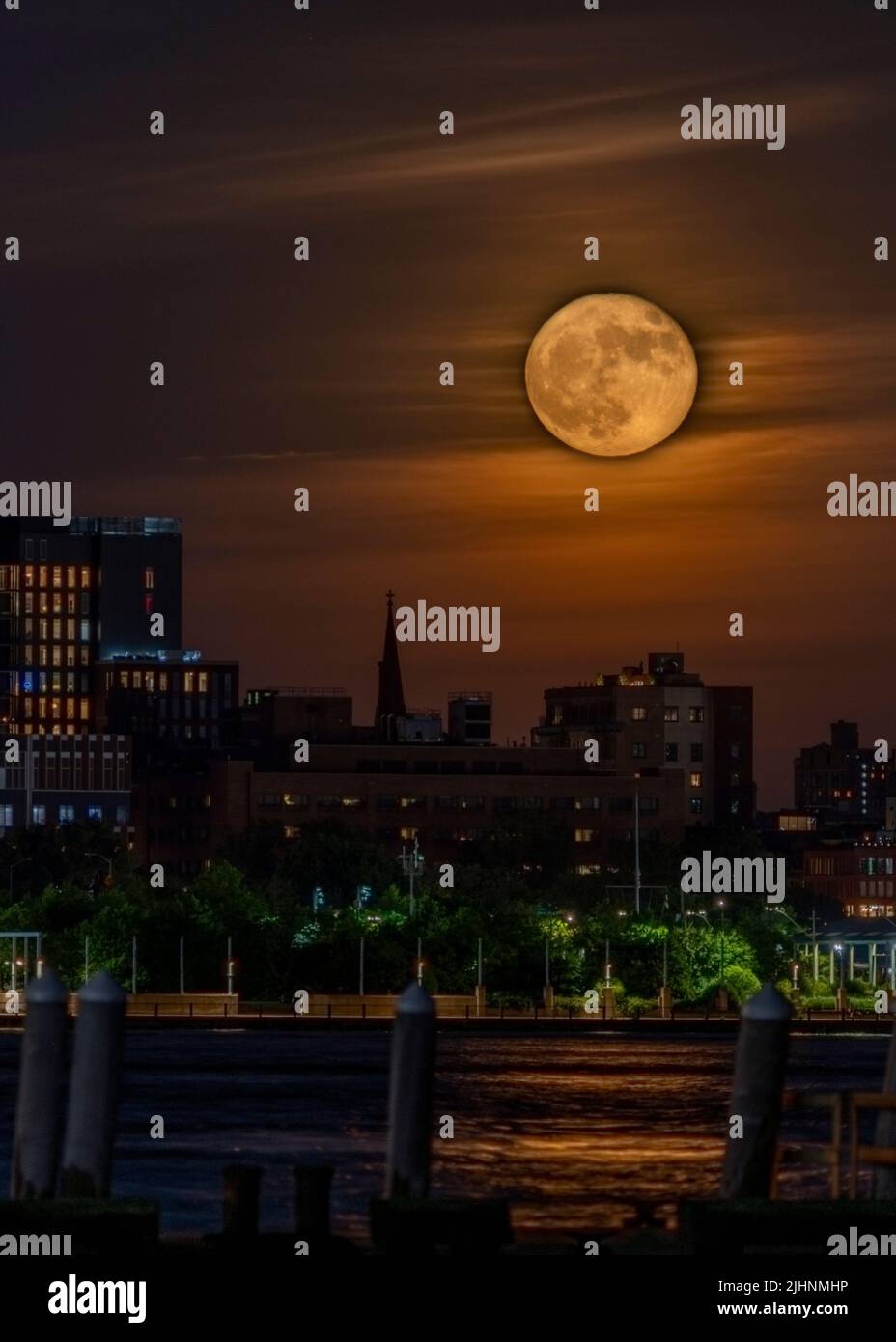 Super Moon Rising Über Brooklyn Stockfoto