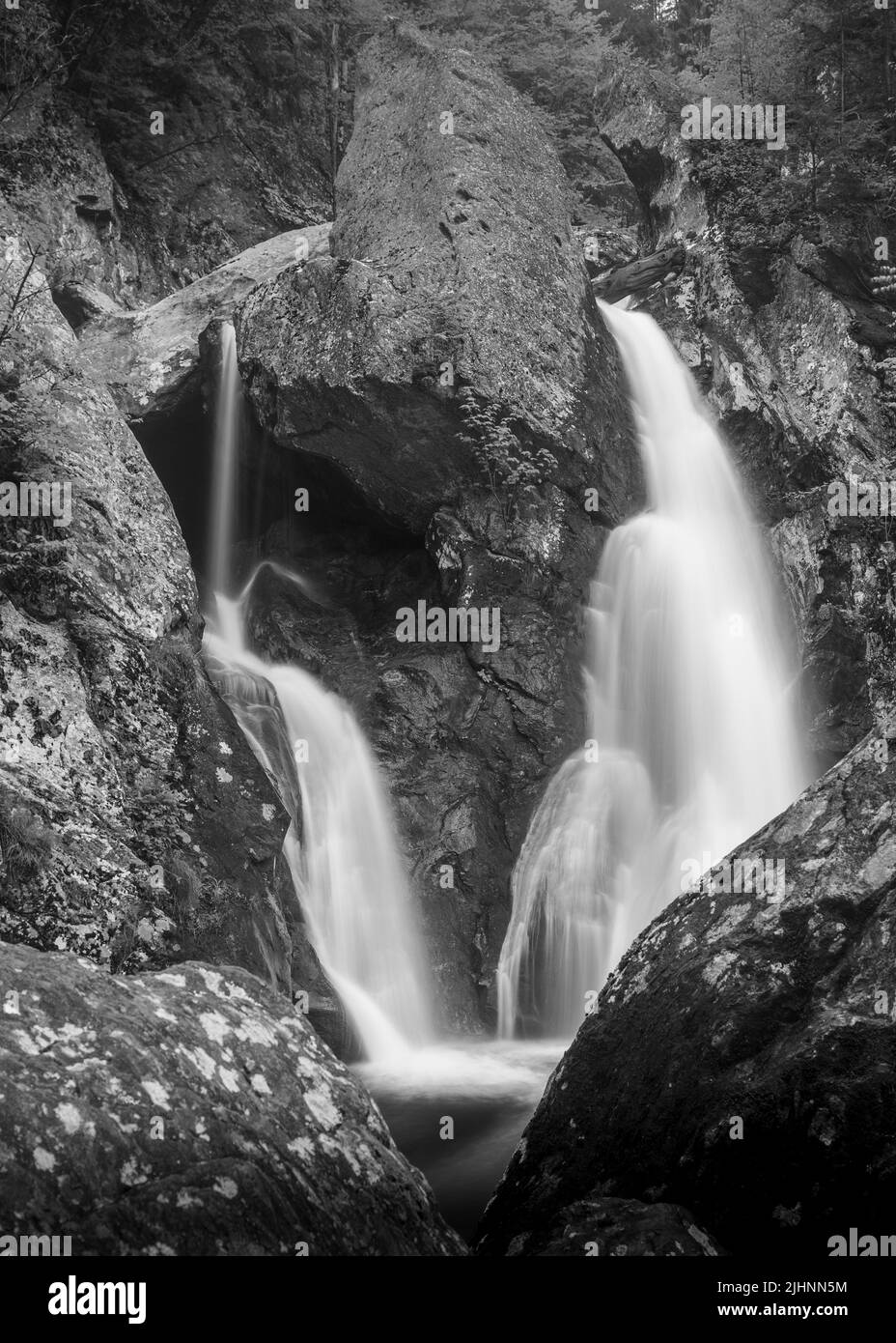 Wasserfall und Felsen in Schwarz und Weiß Stockfoto