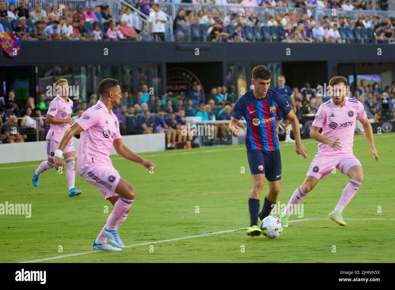 Fort Lauderdale, FL, USA. 19.. Juli 2022. FC Barcelona Spieler im Angriff während des internationalen Freundschaftsspiels zwischen Inter Miami CF und FC Barcelona im DRV Pink Stadium in Florida, USA. Kredit: Yaroslav Sabitov/YES Market Media/Alamy Live Nachrichten Stockfoto
