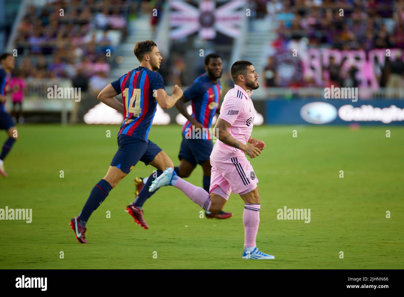 Fort Lauderdale, FL, USA. 19.. Juli 2022. 14 Nico Gonzalez – Mittelfeldspieler FC Barcelona, 8 Alejandro Pozuelo Inter Miami beim internationalen Freundschaftsspiel zwischen Inter Miami CF und FC Barcelona im DRV Pink Stadium in Florida, USA. Kredit: Yaroslav Sabitov/YES Market Media/Alamy Live Nachrichten Stockfoto