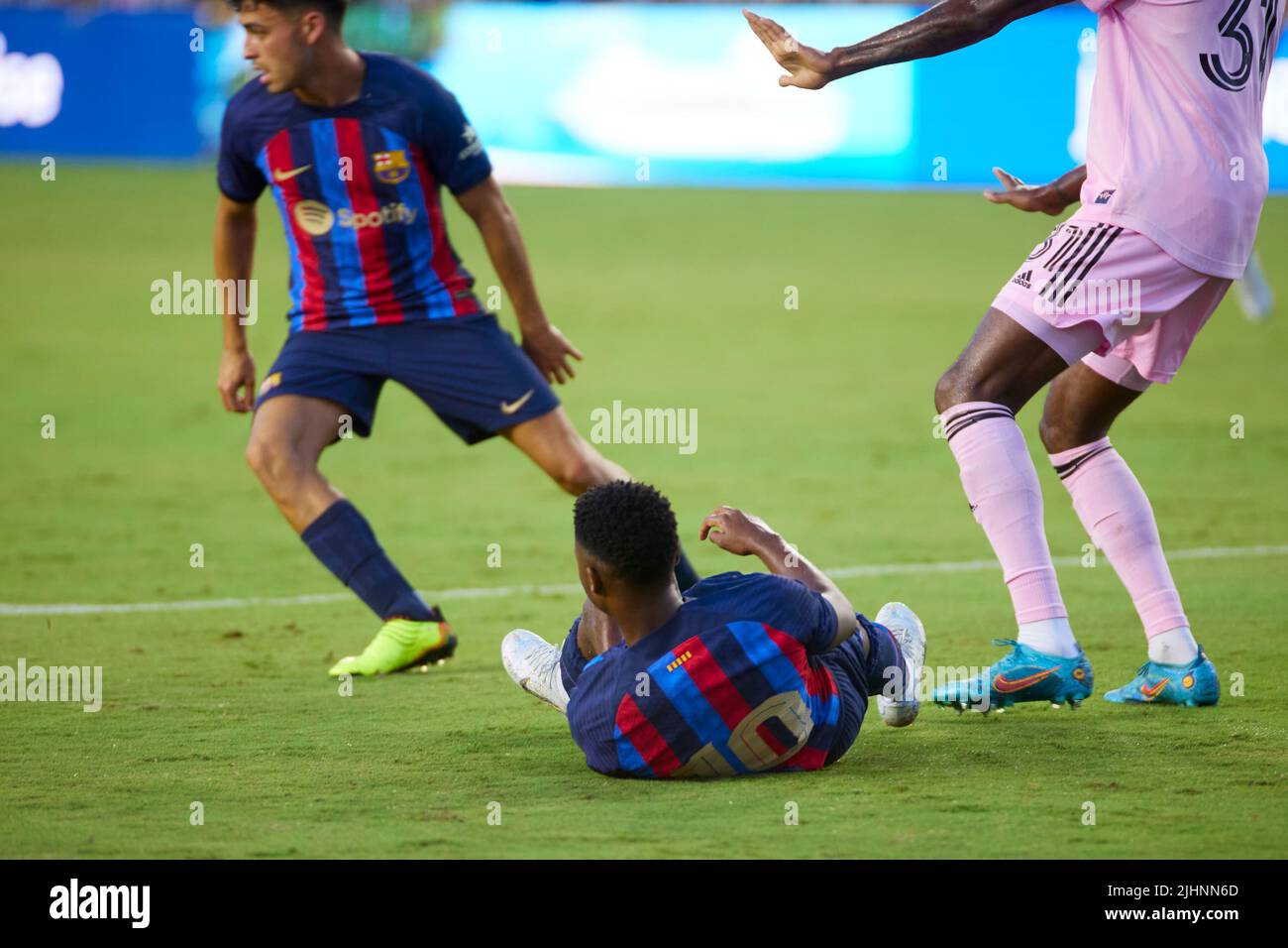 Fort Lauderdale, FL, USA. 19.. Juli 2022. 10 Ansu Fati – Stürmer des FC Barcelona beim internationalen Freundschaftsspiel zwischen Inter Miami CF und FC Barcelona im DRV Pink Stadium in Florida, USA. Kredit: Yaroslav Sabitov/YES Market Media/Alamy Live Nachrichten Stockfoto