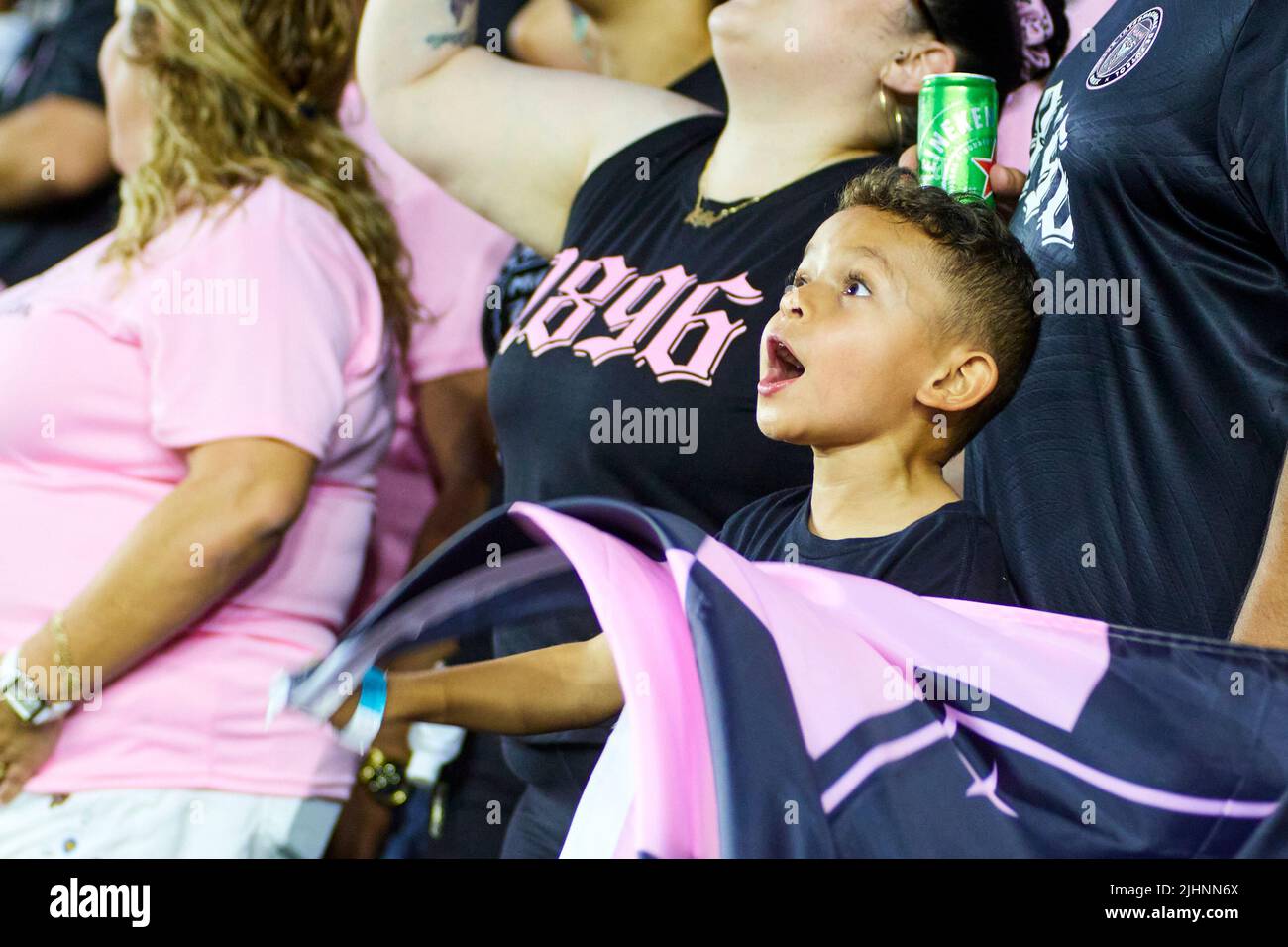 Fort Lauderdale, FL, USA. 19.. Juli 2022. Inter Miami Fans beim internationalen Freundschaftsspiel zwischen Inter Miami CF und dem FC Barcelona im DRV Pink Stadium in Florida, USA. Kredit: Yaroslav Sabitov/YES Market Media/Alamy Live Nachrichten Stockfoto