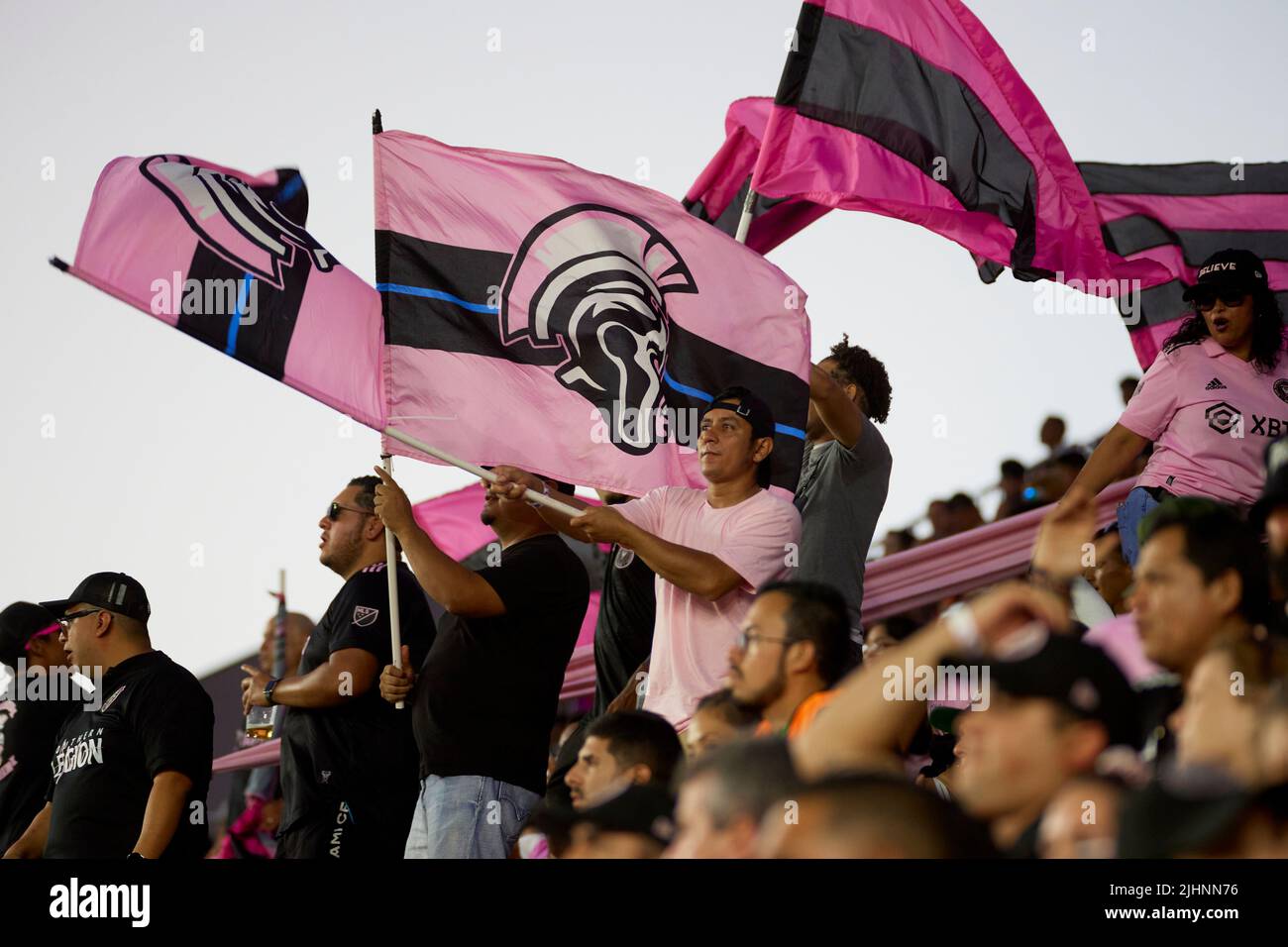 Fort Lauderdale, FL, USA. 19.. Juli 2022. Inter Miami Fans beim internationalen Freundschaftsspiel zwischen Inter Miami CF und dem FC Barcelona im DRV Pink Stadium in Florida, USA. Kredit: Yaroslav Sabitov/YES Market Media/Alamy Live Nachrichten Stockfoto