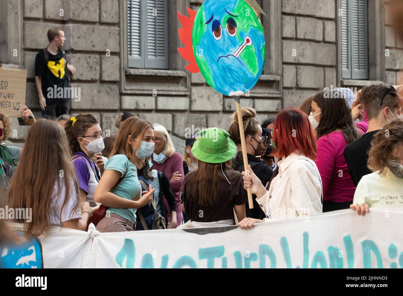 Mailand, Italien. 28. Oktober 2021. Greta Tintin Eleonora Ernman Thunberg an der Front des Protestes. Am 1.. Oktober 2021 nahmen anlässlich der COP für Jugendliche und der COP 26 bis zu 50.000 Personen an einem Freitag zum künftigen Schulstreik in Mailand, Italien, Teil. Sie protestierten, um eine klare Botschaft für den Klima- und Umweltschutz, für das Pariser Abkommen und das 1,5-Grad-Ziel zu zeigen und Druck auf die Politiker auszuüben. (Foto: Alexander Pohl/Sipa USA) Quelle: SIPA USA/Alamy Live News Stockfoto