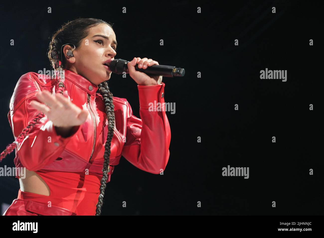 Madrid, Spanien. 19.. Juli 2022. Die Sängerin Rosalia Vila Tobella, allgemein bekannt als Rosalía, tritt im Rahmen ihrer Motomami-Tour im Wizkink Center in Madrid auf. Die Welttournee 'Motomami Tour', mit der Rosalía 16 Länder bereist, begann am 6. Juli in der Stadt Almería. Rund hundert Personen aus dem technischen Team arbeiten mit der Sängerin zusammen, die acht Tracks mit einer einzigartigen audiovisuellen Anzeige aufführen kann. Kredit: SOPA Images Limited/Alamy Live Nachrichten Stockfoto