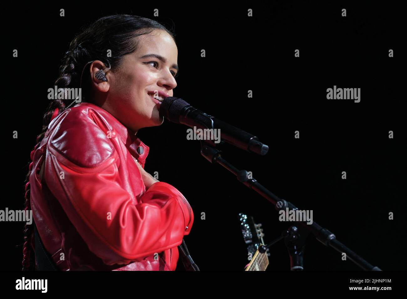 Madrid, Spanien. 19.. Juli 2022. Die Sängerin Rosalia Vila Tobella, allgemein bekannt als Rosalía, tritt im Rahmen ihrer Motomami-Tour im Wizkink Center in Madrid auf. Die Welttournee 'Motomami Tour', mit der Rosalía 16 Länder bereist, begann am 6. Juli in der Stadt Almería. Rund hundert Personen aus dem technischen Team arbeiten mit der Sängerin zusammen, die acht Tracks mit einer einzigartigen audiovisuellen Anzeige aufführen kann. (Foto: Atilano Garcia/SOPA Images/Sipa USA) Quelle: SIPA USA/Alamy Live News Stockfoto