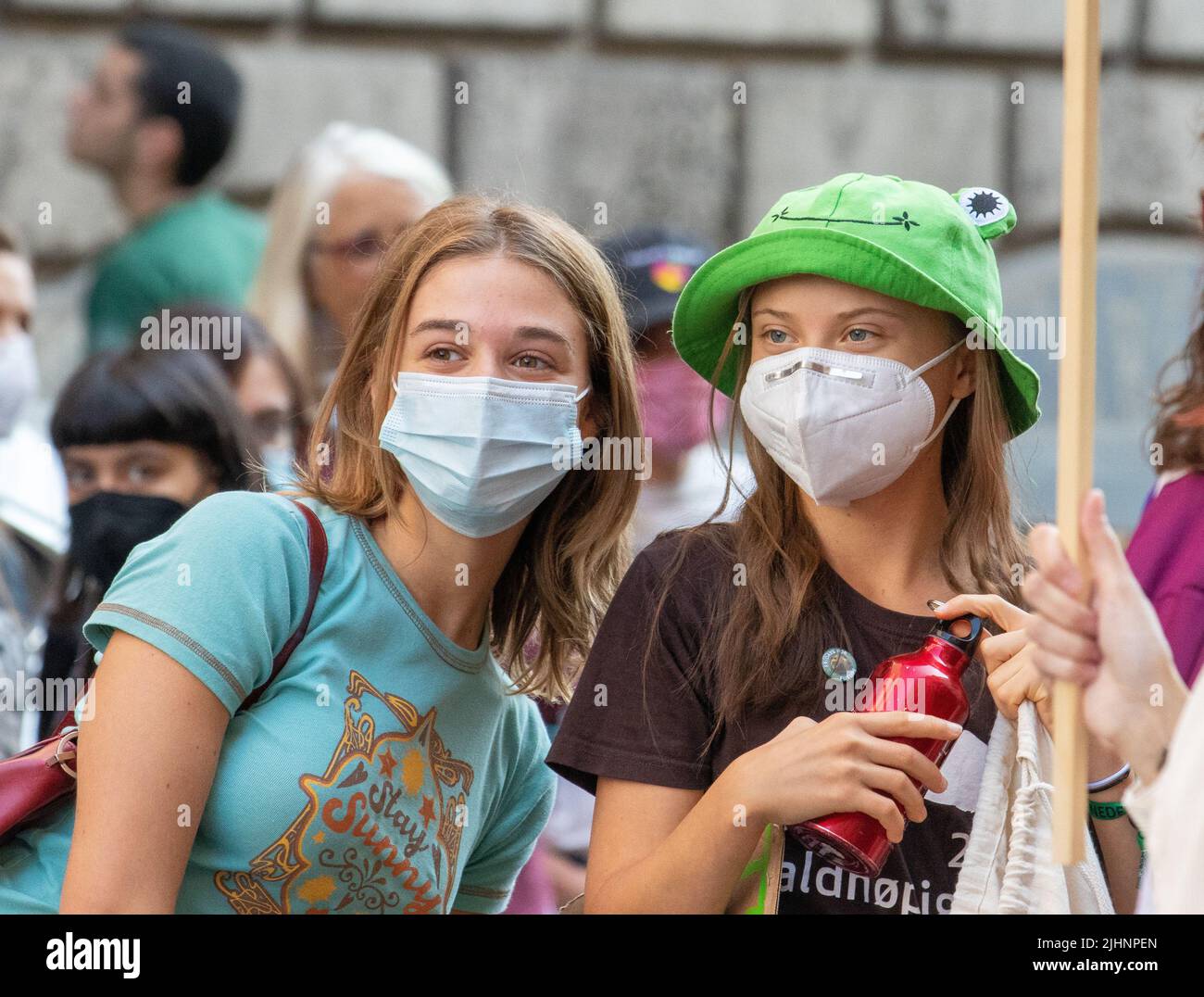 Mailand, Italien. 01. Oktober 2021. Greta Tintin Eleonora Ernman Thunberg an der Front des Protestes. Am 1.. Oktober 2021 nahmen anlässlich der COP für Jugendliche und der COP 26 bis zu 50.000 Personen an einem Freitag zum künftigen Schulstreik in Mailand, Italien, Teil. Sie protestierten, um eine klare Botschaft für den Klima- und Umweltschutz, für das Pariser Abkommen und das 1,5-Grad-Ziel zu zeigen und Druck auf die Politiker auszuüben. (Foto: Alexander Pohl/Sipa USA) Quelle: SIPA USA/Alamy Live News Stockfoto