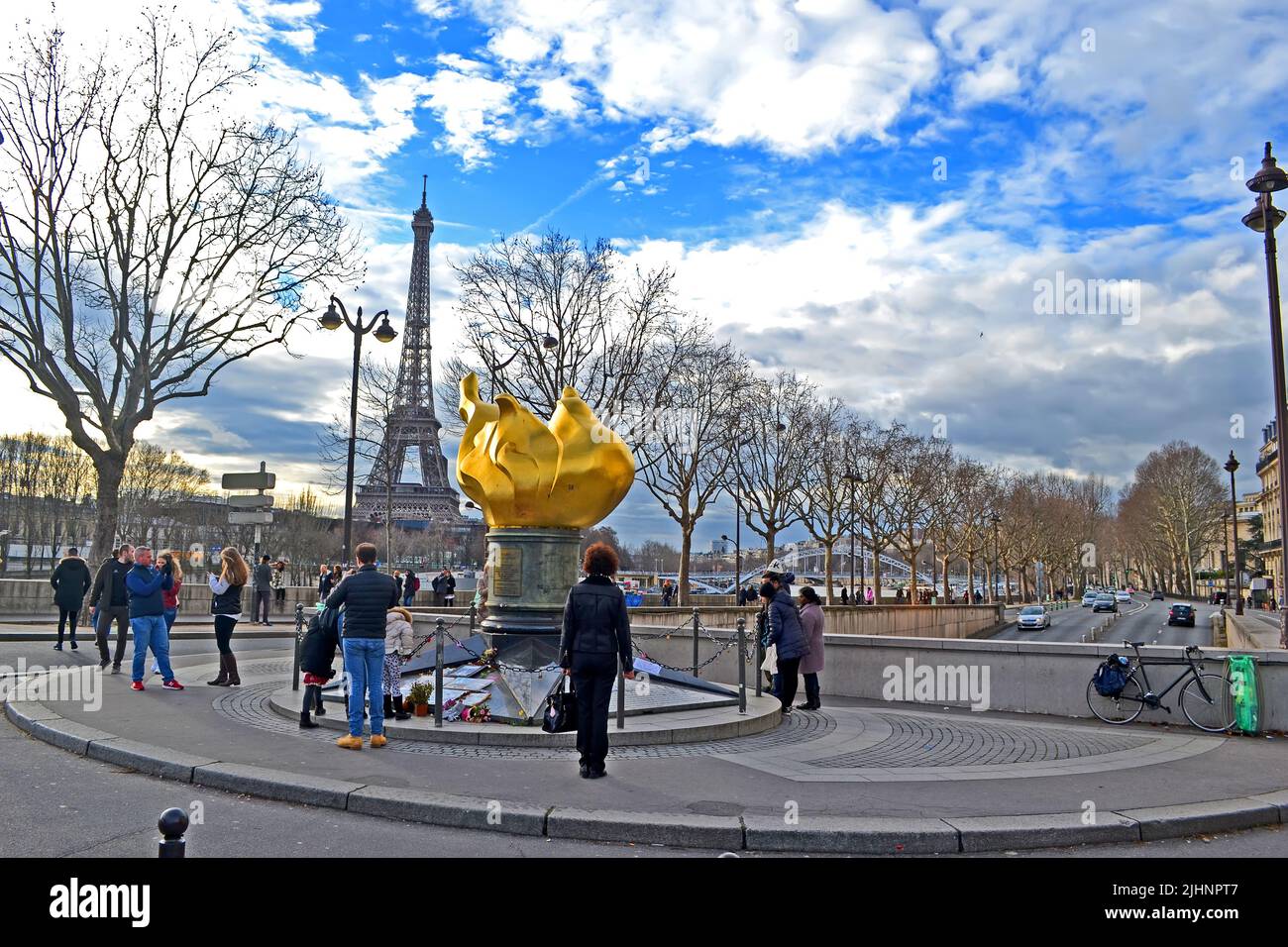 Liberty Flame, Pont D'Alma, Paris, Frankreich. Der Tunnel unter dem Denkmal war der Ort, an dem Lady Diana einen tödlichen Autounfall hatte. Inoffizielles Denkmal. Stockfoto