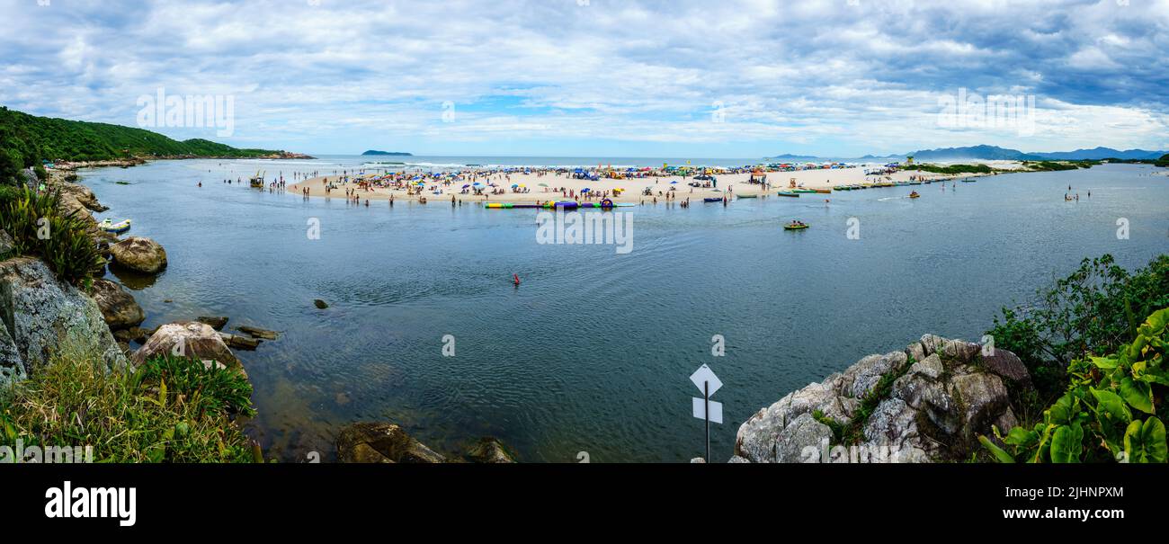 Guarda do Embau, 14. Januar 2022: Panoramablick auf den Strand von Praia Guarda do Embau und den Rio de Madre Stockfoto