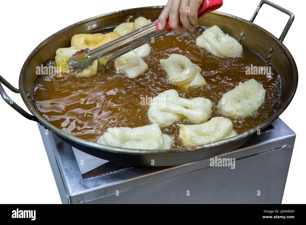 Der Einschnitt von frittiertem chinesischem Donut in einer großen Ölpfanne auf weiß isoliert Stockfoto