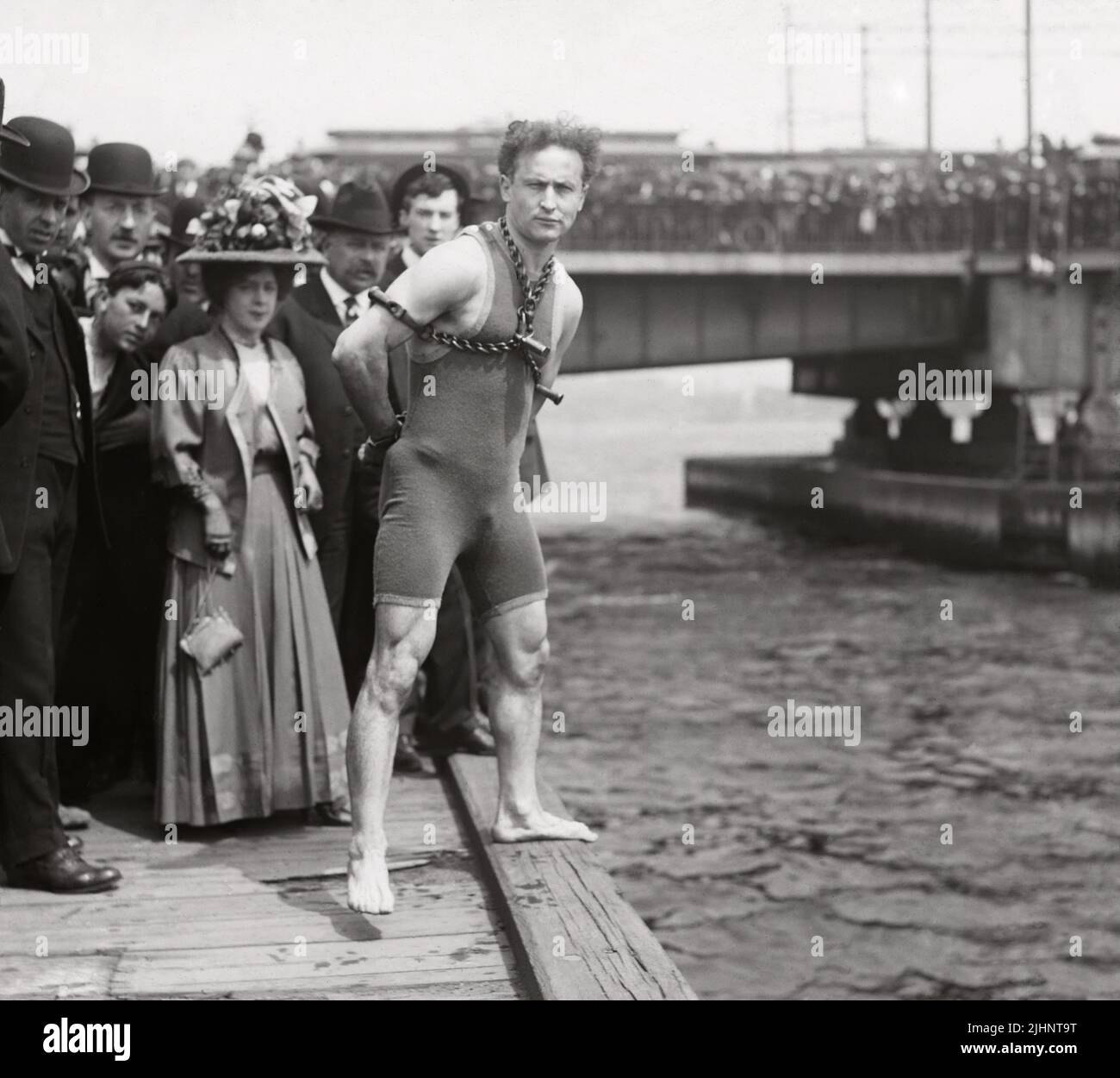 Harry Houdini springt von der Harvard Bridge in Boston 1908 Stockfoto