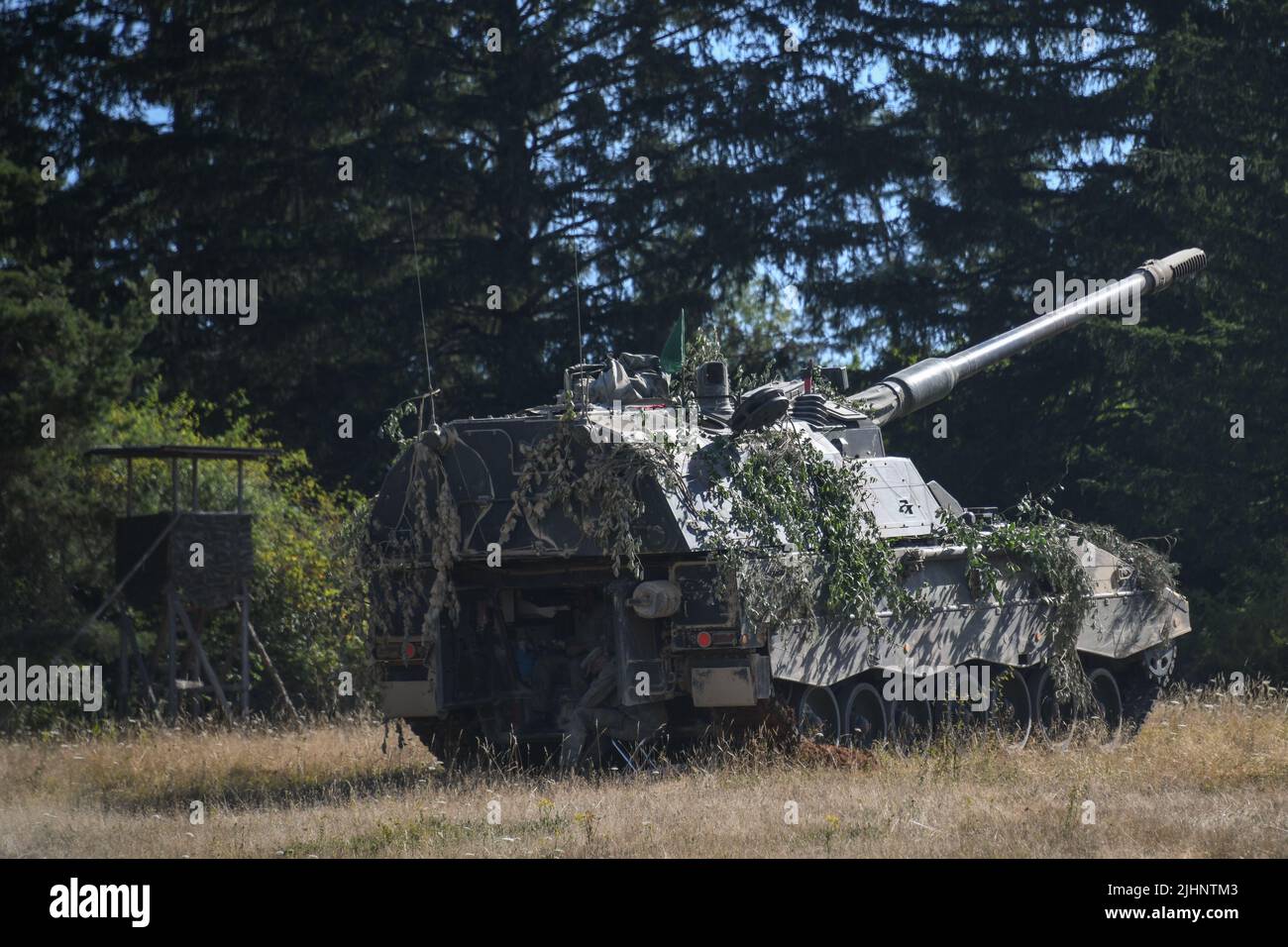 Deutsche Soldaten mit 4. Batterie, 131. 7. Artilleriebataillon führen im Rahmen der Übung Dynamic Front 22 (DF 22) auf dem Ausbildungsgebiet Grafenwoehr, Deutschland, 18. Juli 2022, eine Feuermission mit selbstfahrenden Haubitzen durch. DF22, geleitet von 56. Artillery Command und US Army Europe and Africa, ist die führende US-geführte NATO Allied and Partner Integrated Fires Übung im Europäischen Theater, die sich auf die Interoperabilität von Bränden und die Steigerung der Bereitschaft, Letalität und Interoperabilität in den Bereichen Mensch, Verfahren und Technik konzentriert. (USA Armeefoto von Markus Rauchenb Stockfoto