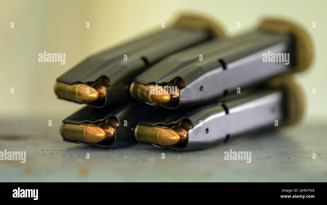 220609-N-EJ241-2106 DIEGO GARCIA, Britisches Territorium im Indischen Ozean (9. Juni 2022) – M18 Pistolenmagazine mit 9mm Patronen werden im Rahmen eines Waffenqualifizierungskurses für die Auxiliary Security Forces (ASF) Academy vorbereitet. ASF-Mitarbeiter sind aktive Dienstmitglieder, die das Basissicherheitspersonal bei Eventualitäten, Terroranschlägen, Naturkatastrophen, zivilen Unruhen, Übungen und besonderen Ereignissen, die ein höheres Maß an Sicherheit erfordern, erweitern. (USA Navy Foto von Mass Communication Specialist 2. Klasse Jan David De Luna Mercado) Stockfoto