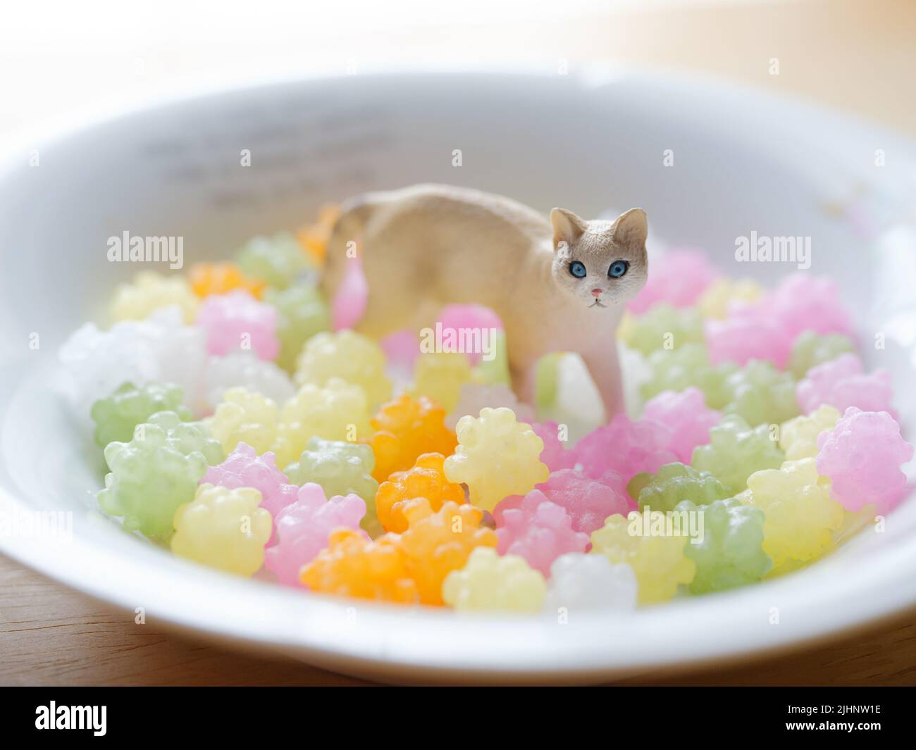 Katzenfigur und Zuckerwatte Stockfoto