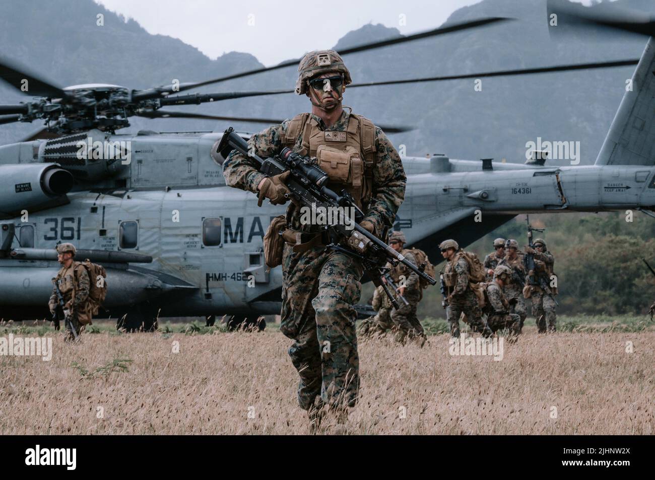 220716-O-CA231-1002-CA MARINE CORPS TRAINING AREA BALGES, Hawaii (16. Juli 2022) - U.S. Marines mit 3. Bataillon, 4. Marine Regiment, führen während einer multinationalen Militäroperation auf urbanem Gelände (MOUT) Training während Rim of the Pacific (RIMPAC) 2022, Juli 16, einen Luftangriff durch. 26 Nationen, 38 Schiffe, vier U-Boote, mehr als 170 Flugzeuge und 25.000 Mitarbeiter nehmen vom 29. Juni bis zum 4. August an RIMPAC in und um die Hawaii-Inseln und Südkalifornien Teil. RIMPAC, die weltweit größte internationale maritime Übung, bietet eine einzigartige Ausbildungsmöglichkeit während Foster Stockfoto