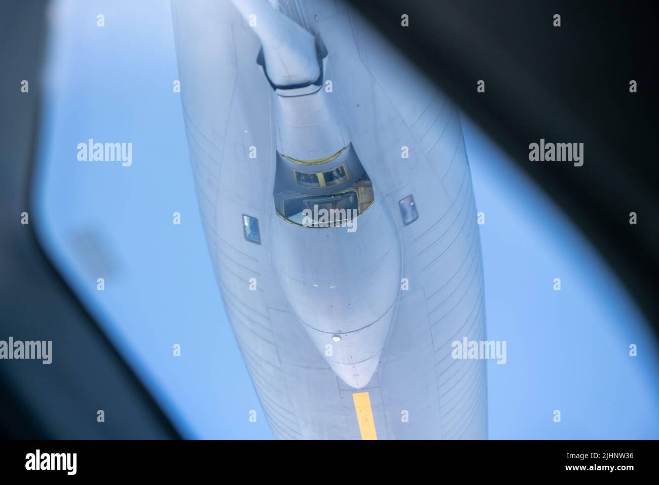 Ein Boombetreiber auf einem KC-135 Stratotanker vom 186. Air Betanking Wing, Meridian, Mississippi, führt seinen Boom (und einen C-17 Globemaster III-Piloten) sorgfältig durch Luftbetankungsverfahren in der Nähe der Air Station Barber’s Point, Hawaii, 12. Juli 2022. Mitglieder der 183. Airlift Squadron, der 172. Maintenance Group und des 186. Air Betanking Wing Wing sind kürzlich aus Hawaii zurückgekehrt, nachdem sie an Schulungen teilgenommen hatten, die die erforderlichen Fähigkeiten zur Aufrechterhaltung des reibungslosen Laufens der globalen Mission des 172. Airlift Wings ausgenutzt hatten. Foto der US Air National Guard von Staff Sgt. Jared Bounds. Stockfoto